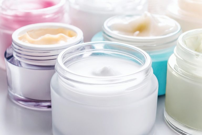 Des pots de crème pour le visage ouverts