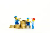 Des Lego réalisent une pile de pièces en euros