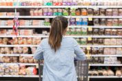 Une cliente d'un supermarché devant un rayon