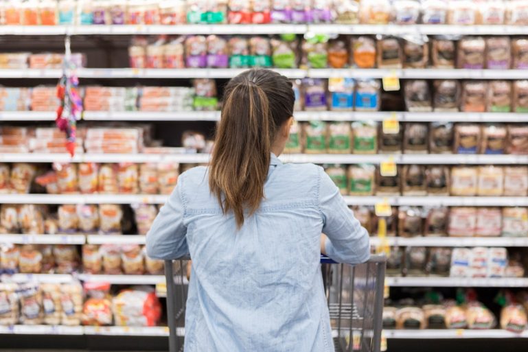 Une cliente d'un supermarché devant un rayon