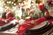 Une table dressée pour un repas de fête