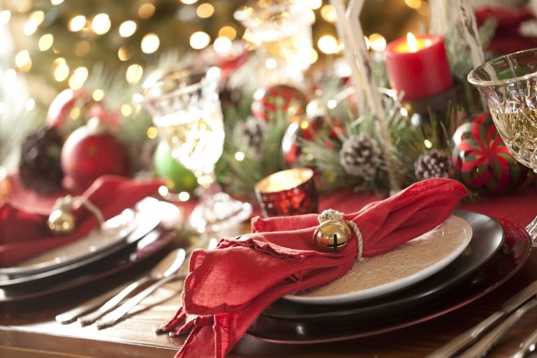 Une table dressée pour un repas de fête