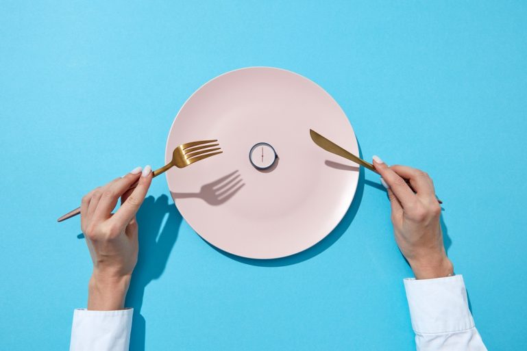 Une assiette vide avec un réveil dedans