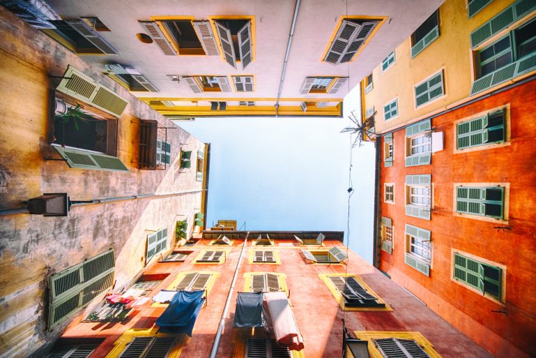 Intérieur de la cour d'une copropriété ancienne à Nice