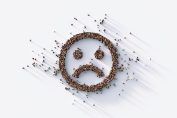 Une foule forme un smiley pas content