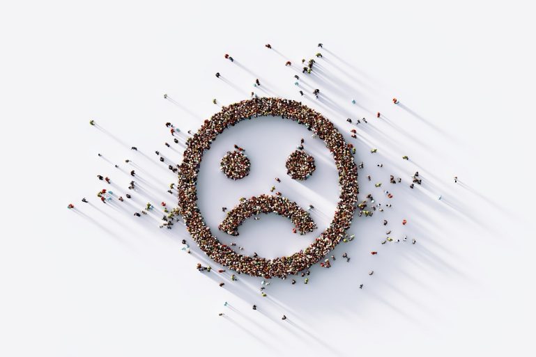 Une foule forme un smiley pas content