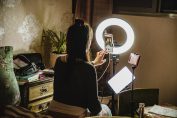 Une influenceuse en train de tourner une vidéo