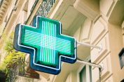 Une enseigne lumineuse de pharmacie