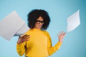 Une femme jette ses contrats d'assurance en l'air