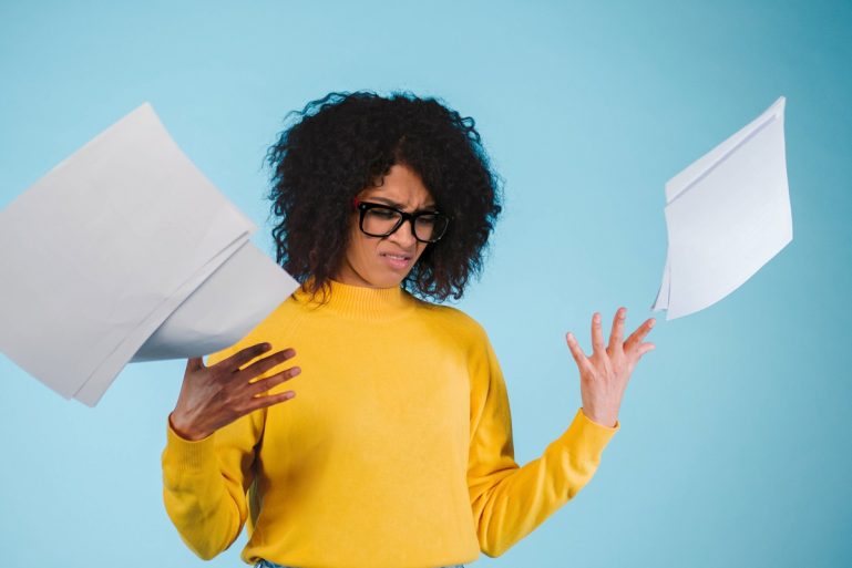 Une femme jette ses contrats d'assurance en l'air