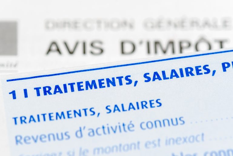 Un avis d'imposition et une déclaration de revenus