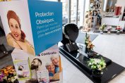 Un contrat obsèques présenté dans un magasin de pompes funèbres