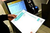 Une lettre verte suivie dans un bureau de poste
