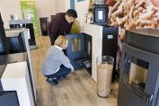 Un vendeur dun magasin de poêles à granulés avec une cliente