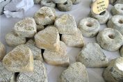 L'étal d'un petit fromage sur un marché dans la Creuse