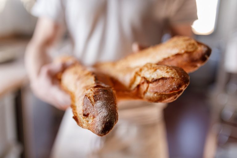 boulanger et baguettes de pains