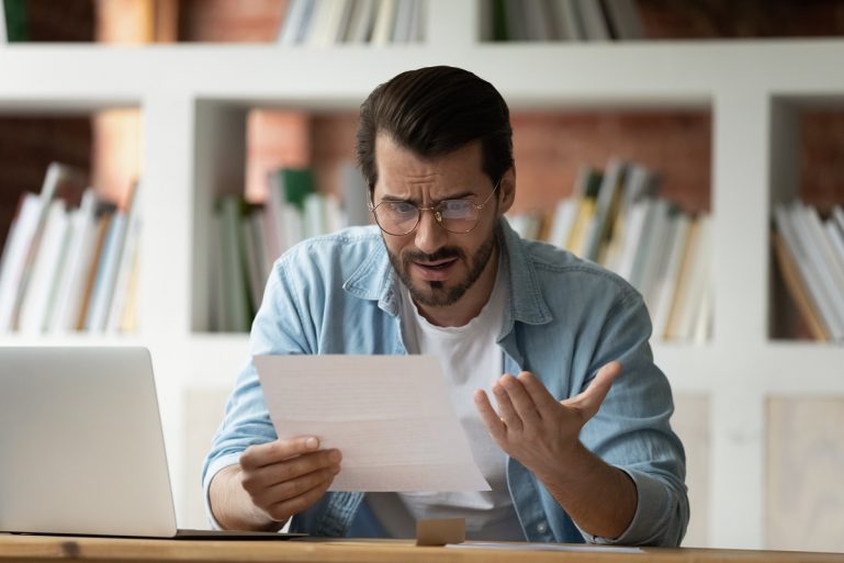 Un client scandalisé à la lecture d’un courrier bancaire