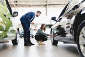 vendeur de voiture et cliente dans un garage