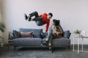 Un couple joyeux sur son canapé