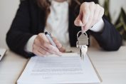 Un agent immobilier tend les clés d'un logement