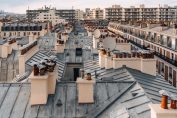Des cheminées de chauffage sur les toits de Paris
