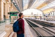 Un passager seul sur un quai de la gare Bordeaux Saint-Jean