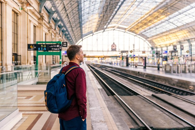 Un passager seul sur un quai de la gare Bordeaux Saint-Jean