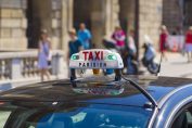 Un taxi parisien dans une rue de la capitale