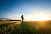 Un homme marche seule dans une grande étendue