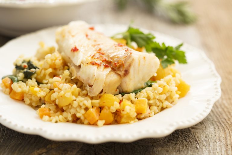 plat de poisson avec du riz