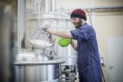Un brasseur artisanal devant ses instruments