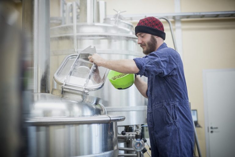 Un brasseur artisanal devant ses instruments