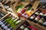 Des produits du terroir chez un caviste