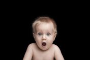 un bébé à l’air étonné