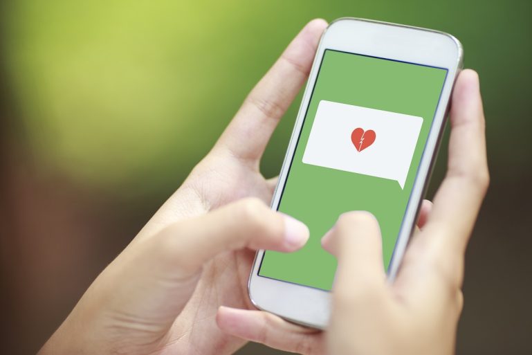 Un smartphone avec un cœur brisé à lécran