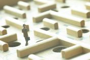 Un homme perdu dans un labyrinthe