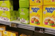paquets de sucre dans un rayon de supermarché