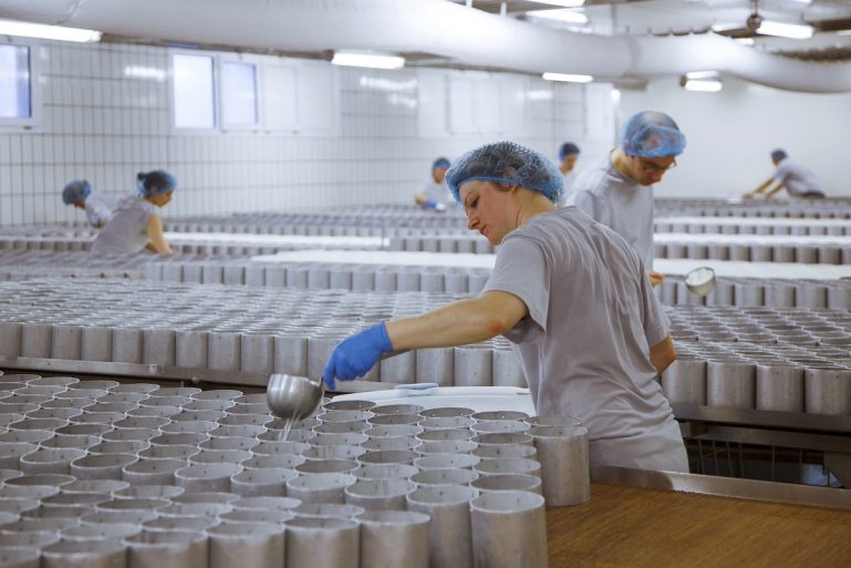 -	Camembert traditionnel AOP Fromagerie Reaux du Val d’Ay. Lessay (Manche).