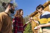 Une propriétaire remets les clés de sa résidence à des locataires de passage.