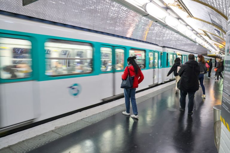 Des voyageurs sur un quai du métro parisien. 