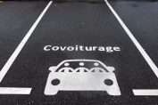 Une place de stationnement réservée au covoiturage