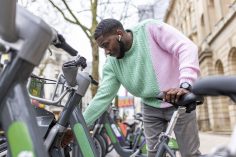 homme portant des écouteurs sans fil