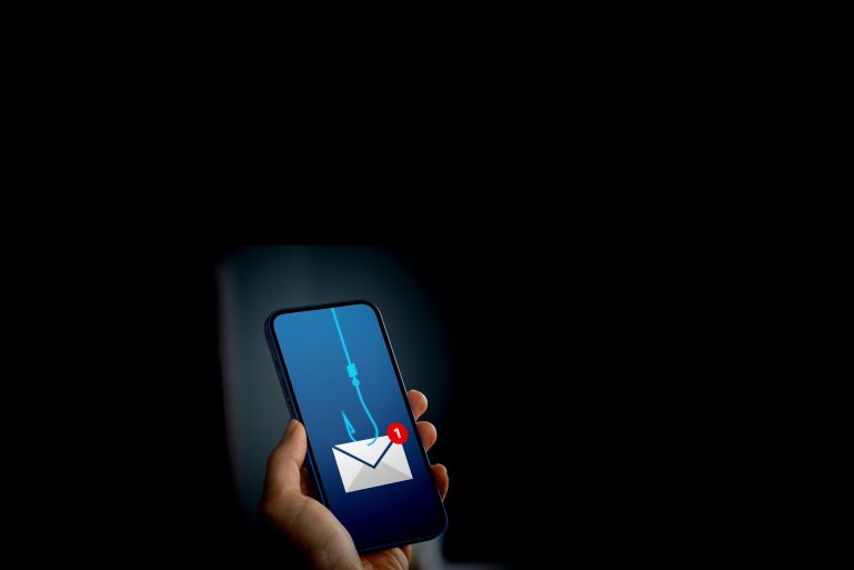 smartphone avec dessin d’un mail accroché à un hameçon