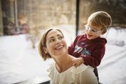 Une mère équipée d'un appareil dentaire et son fils.