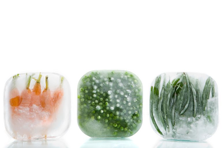 Des légumes surgelés pris dans des blocs de glace