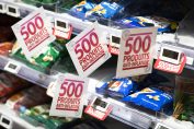 logo anti-inflation dans les rayons d’un supermarché