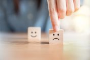 Un smyley triste devant un smiley content