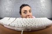 femme inquiète derrière un clavier d’ordinateur