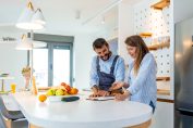artisan présentant un devis à sa cliente