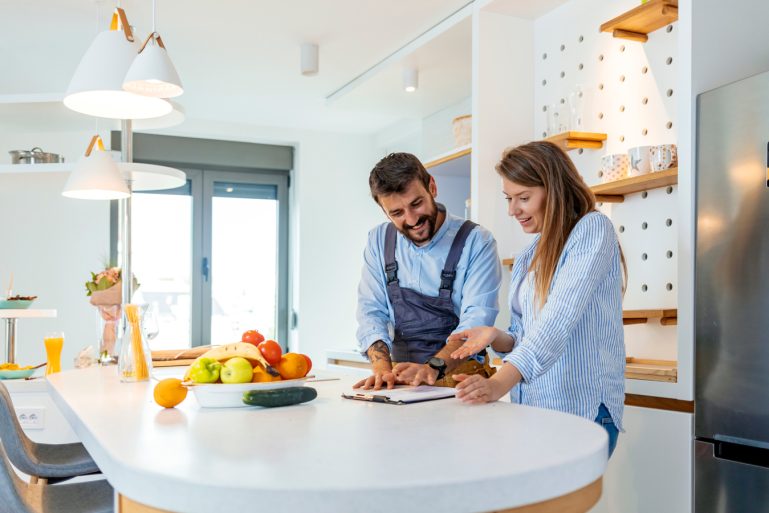 artisan présentant un devis à sa cliente